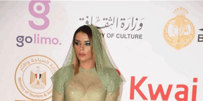 فستان شفاف وشبك.. اليكم أجرأ إطلالة في افتتاح مهرجان القاهرة السينمائي