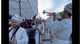 أوركسترا محلية تعزف أغنية 