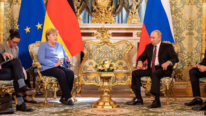 أنغيلا ميركل وفلاديمير بوتين خلال زيارة للمستشارة الألمانية السابقة لموسكو في 20 أغسطس/ آب 2021