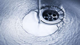 أشياء مخفية كامنة في مصارف الأحواض يمكن أن تكون خطيرة ومميتة!