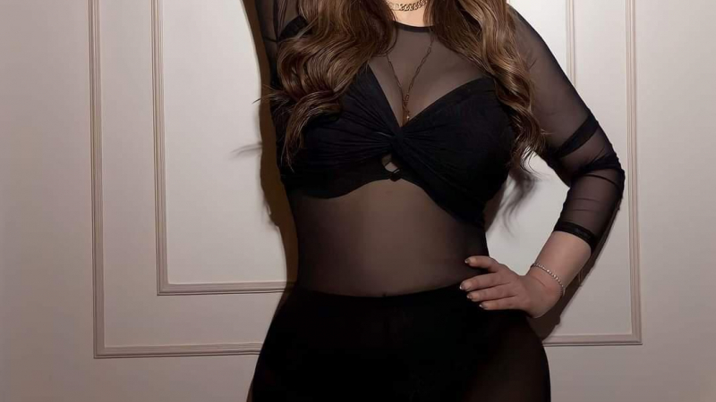 ميرنا شلفون تثير الجدل بفستان جريء وشفاف أظهر