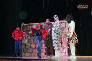 العرض المسرحي (حكايا الأصدقاء) يفتتح مهرجان مسرح الطفل باللاذقية