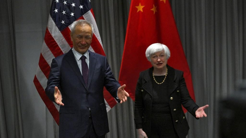 وزيرة الخزانة الأميركية جانيت يلين ونائب رئيس مجلس الدولة الصيني ليو هي (أ ف ب)