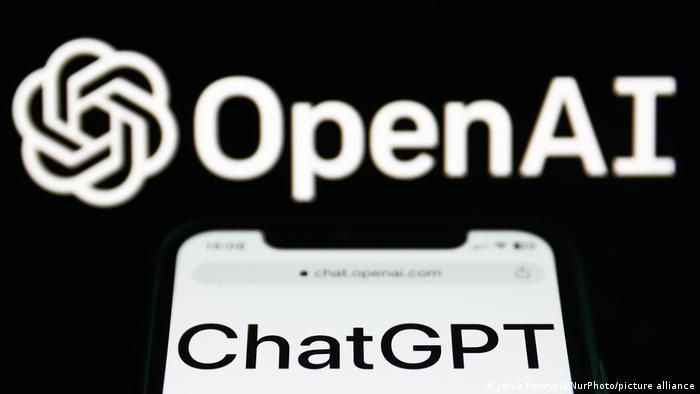 صورة رمزية لشعار شركة OpenAI وبرنامج ChatGPT 
