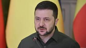 زيلينسكي يمنع  المسؤولين وموظفي الأمن من مغادرة أوكرانيا