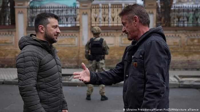 الرئيس الأوكراني زيلينسكي يستقبل المخرج الأمريكي شون بن في كييف (8 نوفمبر/ تشرين الثاني 2022)
