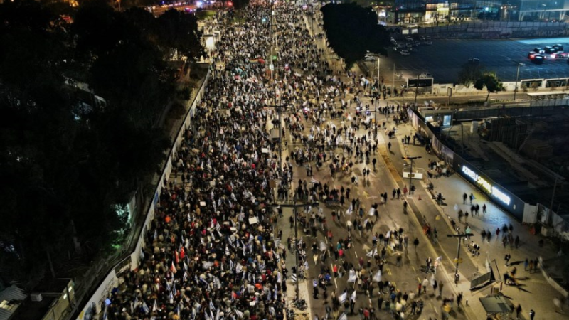 وسائل إعلام إسرائيلية تتحدث عن  أنّ الآلاف من المستوطنين حالياً يحتشدون ضد نتنياهو