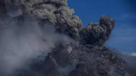 بركان شيفيلوتش يقذف عمودا من الرماد البركاني ارتفاعه 6.5 كلم