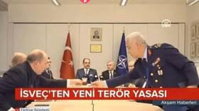 جنرال تركي يجمع أكواب الشاي الفارغة خلال لقاء بمقر الناتو (فيديو)