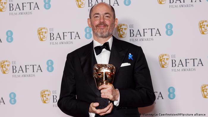 المخرج الألماني إدوارد برغر بعد فوز فيلمه كل شئ هادئ في الجبهة الغربية بسبع جوائز في مهرجان بافتا البريطاني (19/2/2023)
