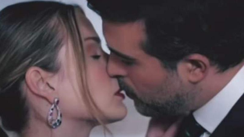 قبلة محمود نصر وباميلا الكيك