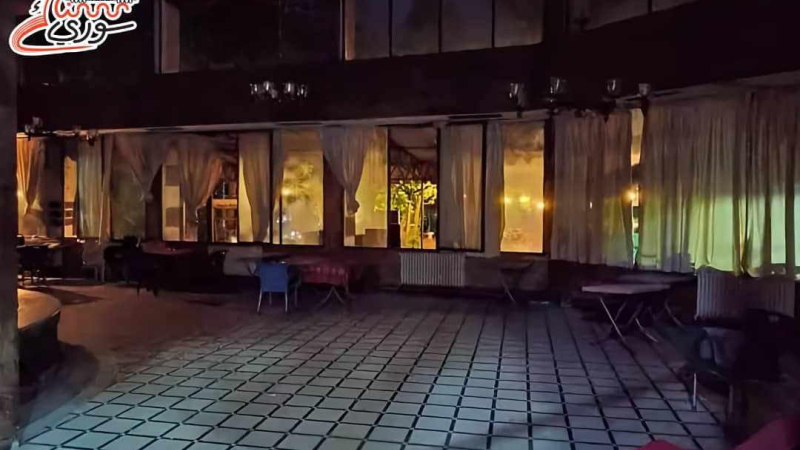مقهى الروضة في حمص … تاريخ من قلب المدينة يغرق بعتمة التقنين
