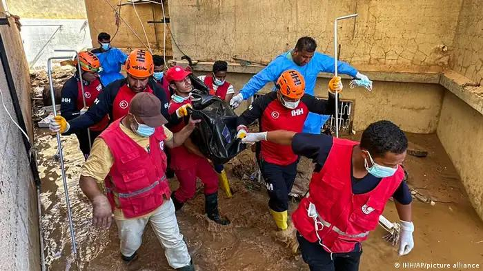 رجال الإنقاذ ينتشلون جثة أحد ضحايا الفيضانات في درنة، ليبيا، الأربعاء 13 سبتمبر 2023. 
