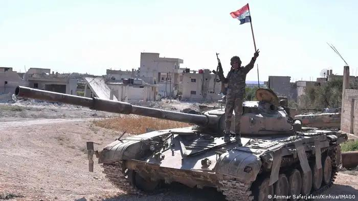 جندي سوري يشير بعلامة النصر في بلدة خان شيخون في الريف الجنوبي لمحافظة إدلب، (24.08.2019).