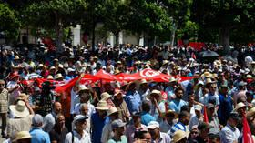 احتجاجات وسط تونس تطالب بـ