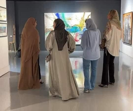 "نبض الريشة".. "رواق عالية للفنون" بسلطنة عمان يستضيف معرضا لابنة الزعيم الليبي الراحل معمر القذافي