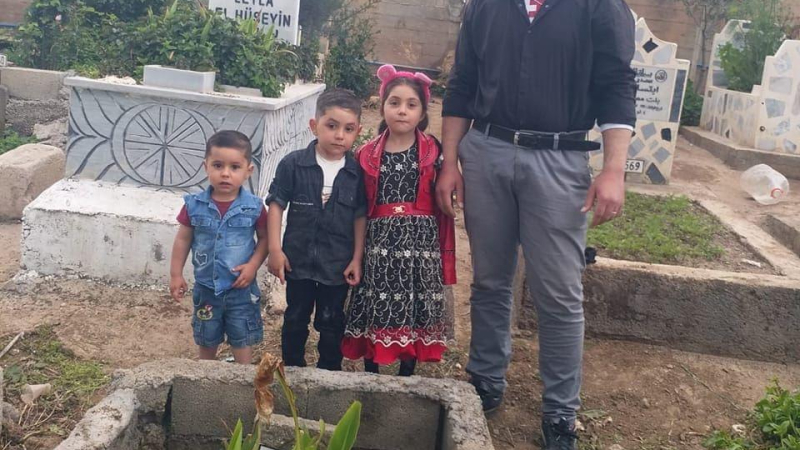 تفاصيل مرعبة.. سوري يقتل زوجته وأطفاله الـ 3 خنقا وشنقا وينشر فيديو يعترف بتفاصيل جريمة (صور)