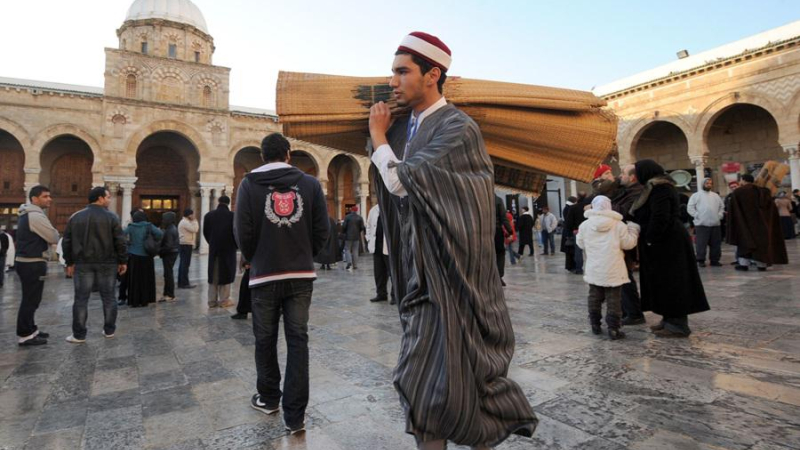 تظهر النقوش بالخط العربي في المساجد وقصور البايات وحتى المعمار الحديث الصورة من أ.ف.ب.jpg