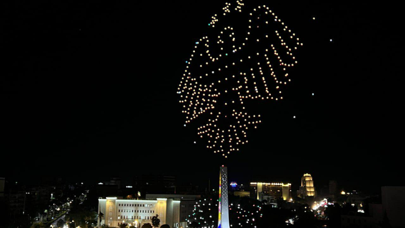 بين الاحتفالات والاعتراضات.. جدل واسع حول الشعار السوري الجديد