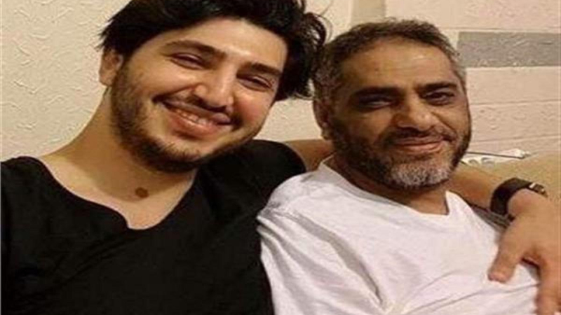 الجمهوراستقبل محمد فضل شاكر بحفاوة كبيرة بعد أغنيته مع والده (مواقع التواصل الإجتماعي)