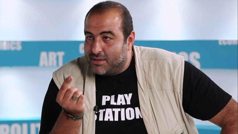 بدأ سامح عبد العزيز مشواره الفني كمخرجا بالتليفزيون ثم اتجه للسينما بفيلم درس خصوصي (مواقع التواصل الإجتماعي)