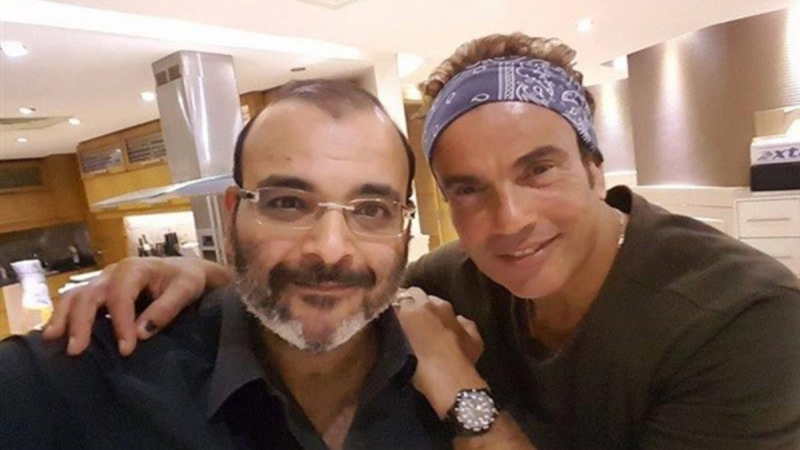 استعان عمرو دياب بالشاعر أيمن بجت قمر في ألبومه الجديد بأغنيات حققت نجاحا خااصا  لدى الجمهور(مواقع التواصل الإجتماعي)