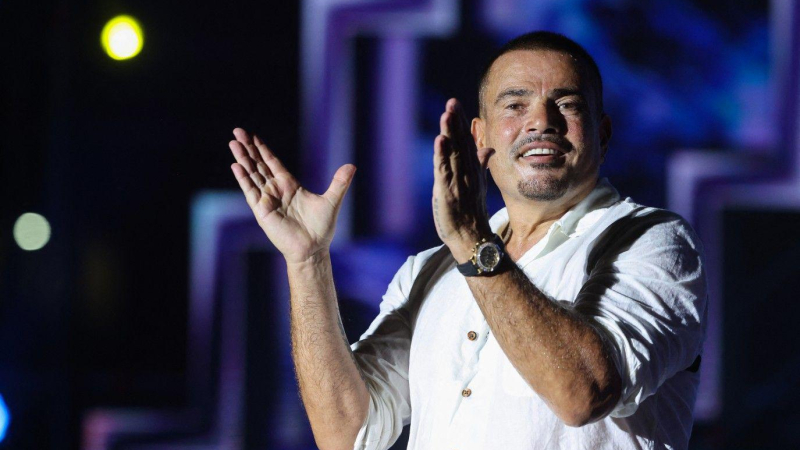 بلغة الأرقام ونسب الاستماع عمرو دياب استطاع التربع على القمة لأكثر من 42 عاما (مواقع التواصل الإجتماعي)