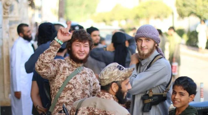 مقاتلون أجانب يطالبون وزارة الداخلية بمنحهم الجنسية السورية تقديراً لجهودهم