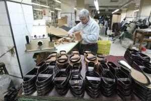 سوريا تُنظّم استيراد الأحذية والملابس الجلدية: ختم المنشأ ورسوم حمائية جديدة