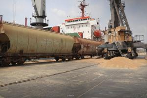 سوريا...وصول باخرة محمّلة بـ15 ألف طن قمح إلى مرفأ اللاذقية والبدء بتفريغها