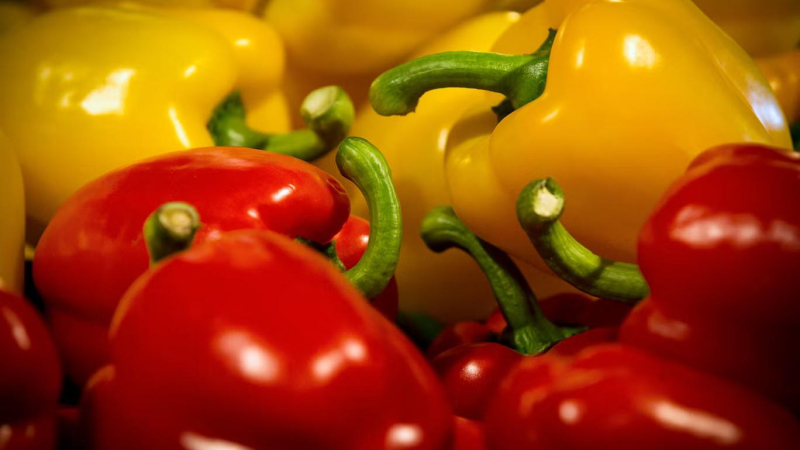 يحوي الفلفل الرومي فيتامين (سي) الذي يساعد البشرة (أ ف ب/ غيتي)