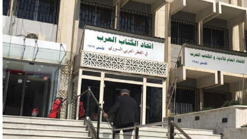 اتحاد الكتّاب العرب يقيل رئيس تحرير “الأسبوع الأدبي” دفاعاً عن حرية التعبير