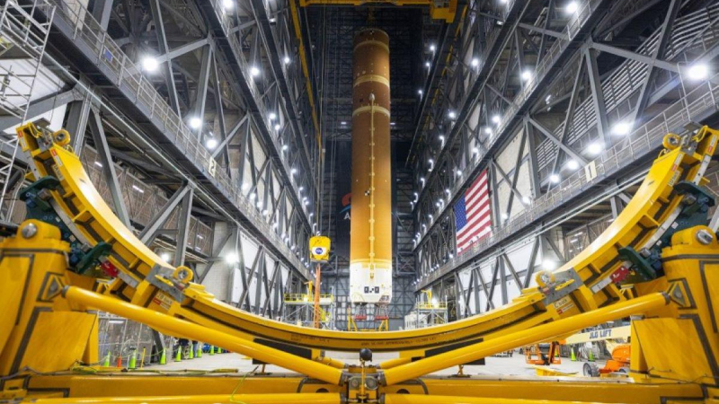 صاروخ_نظام_الإطلاق_الفضائي_الخاص_بمهمة_أرتميس_في_مركز_كينيدي_للفضاء_بولاية_فلوريدا_الصورة_لناسا.jpg