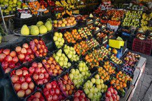 أسعار الرمان تصل مستويات قياسية بين الفواكه والبندورة بأبخس الأثمان.. تشوهات الأسعار تربك السوق السورية