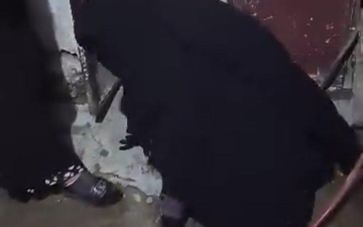 فيديو صادم لزوجة تُجبَر على تقبيل قدم “حماتها” يثير غضب في سوريا