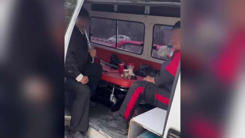 تدخين نرجيلة في سيارة إسعاف يشعل الجدل .. وإدارة مشفى المواساة ترد