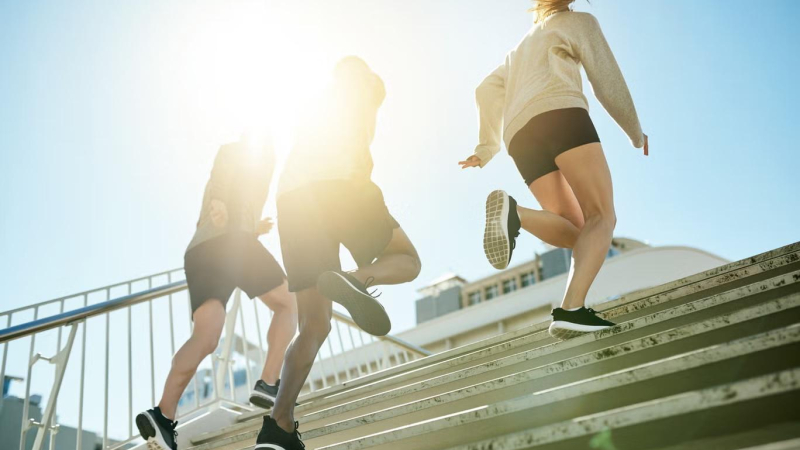 المشي أو الركض صعوداً، سواء على منحدر أو على السلالم، يشكلان طريقة فاعلة لرفع شدة النشاط البدني (غيتي/أيستوك)
