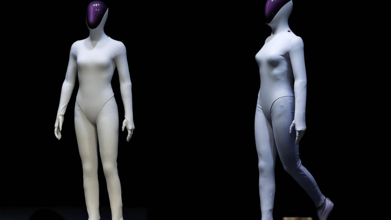 روبوت بملامح أنثوية وذو وجه مشع بيضاوي يسير ببطء أمام عدسات الكاميرات (أكس بنغ) 