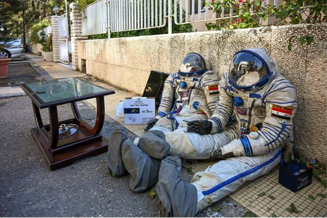 وجدت مرميّة على الرصيف .. زوجة رائد الفضاء محمد فارس تطالب ببدلته الضائعة