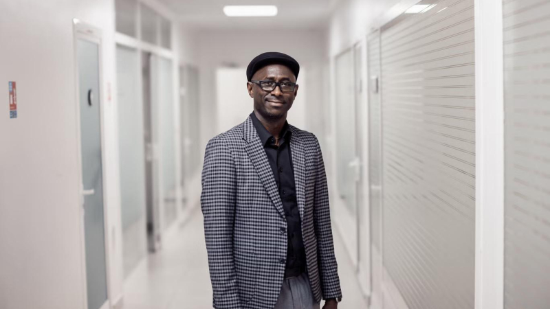 الدكتور بوبكار ديالو التحق بالعمل في معهد باستور بعدما خاض جهود مكافحة "إيبولا" في غينيا وجمهورية الكونغو الديمقراطية (فنسنت بيكر/ الصندوق العالمي)