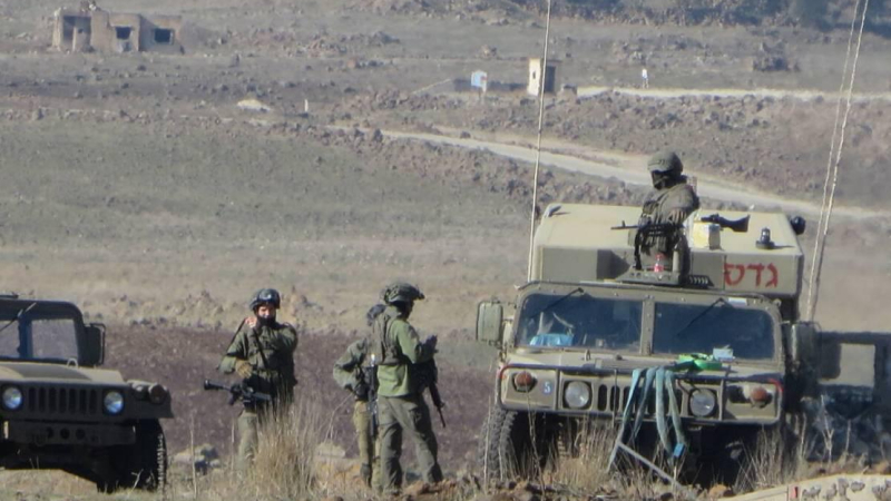 حاجز إسرائيلي يوقف المدنيين ويفتش السيارات جنوب القنيطرة