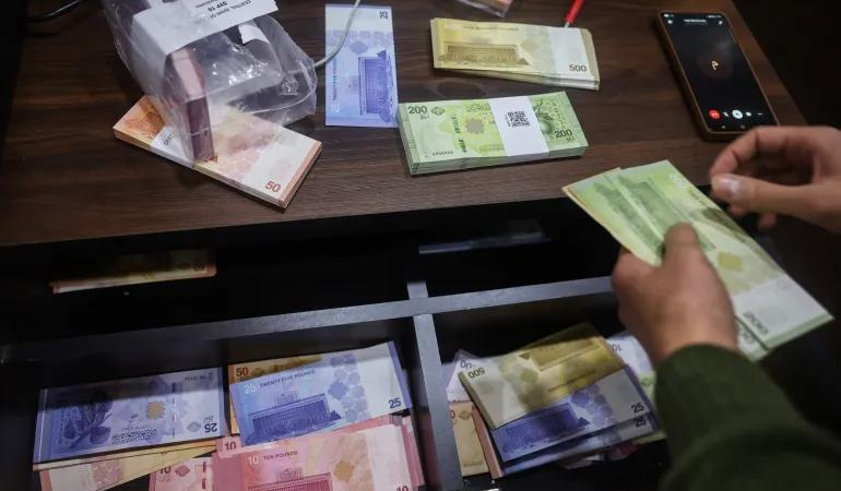 حاكم المركزي: تغيرات سعر الصرف سببها عوامل نفسية بعد طرح الليرة الجديدة