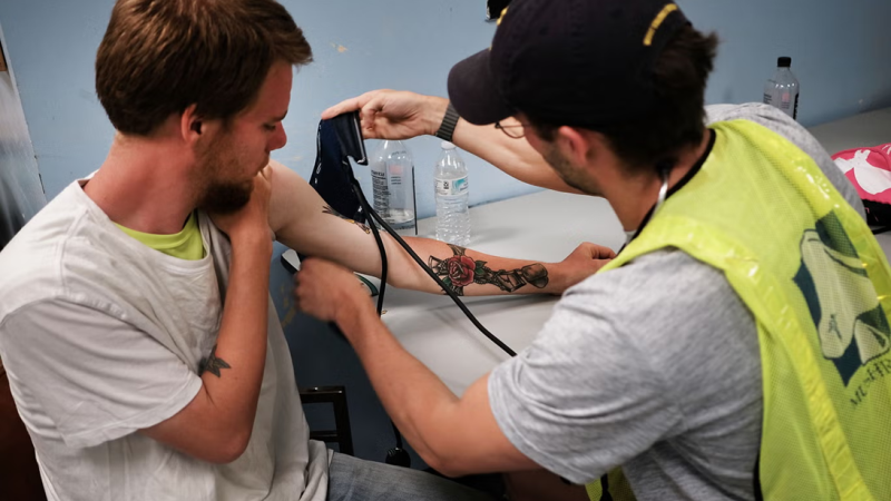 يمكن للمصابين مواجهة ارتفاع ضغط الدم عبر تحسين نمط حياتهم، بما في ذلك اتباع نظام غذائي صحي للقلب وممارسة الرياضة بانتظام (غيتي).png