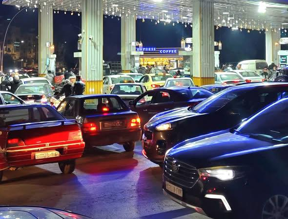 وزارة الطاقة تنفي وجود أزمة محروقات وتكشف سبب الازدحام على محطات الوقود