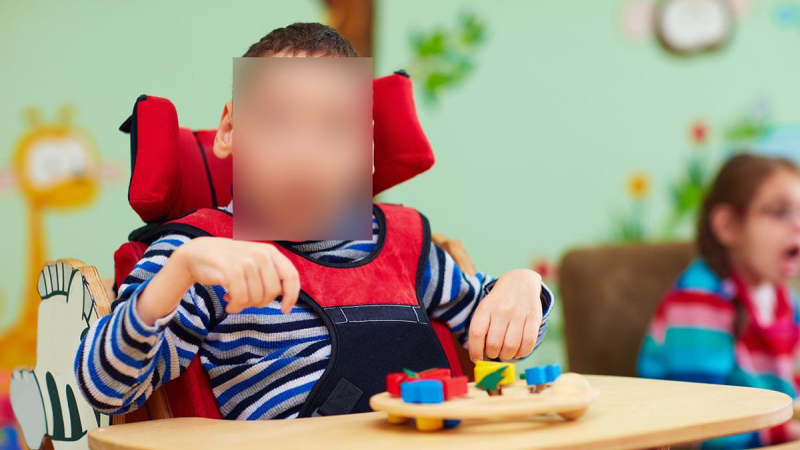 طفل مصاب بالشلل الدماغي - انترنت