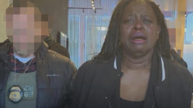 شارك البيت الأبيض هذه الصورة المولدة بالذكاء الاصطناعي لامرأة تبكي (موقع البيت الأبيض على منصة "إكس")