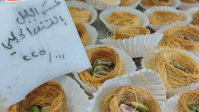 من السوق إلى المطبخ.. رحلة البحث عن ضيافة عيد “ممكنة”