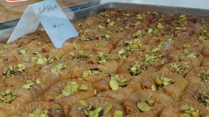 من السوق إلى المطبخ.. رحلة البحث عن ضيافة عيد “ممكنة”