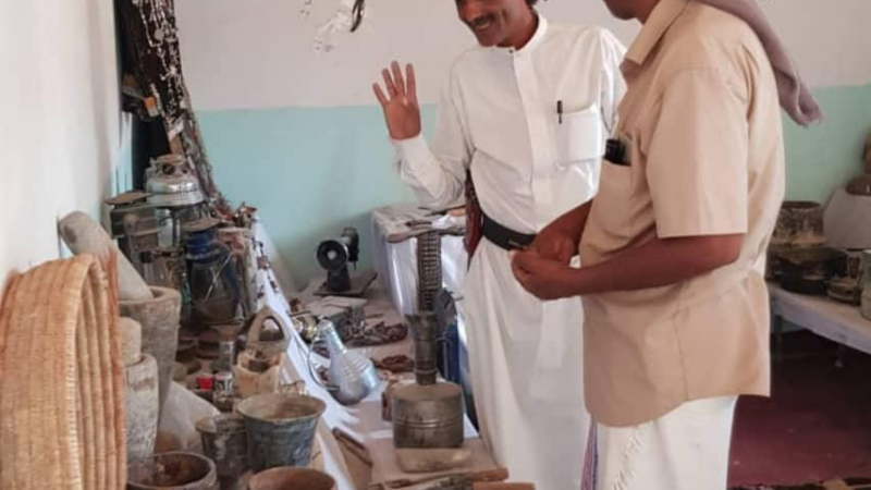 الشاب عبدالعزيز يشرح محتويات المتحف.jpg