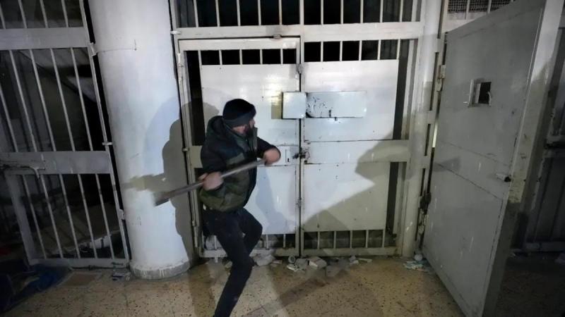 تسريبات سجن صيدنايا .. متاجرة بمأساة الضحايا وتحريض طائفي مستمر